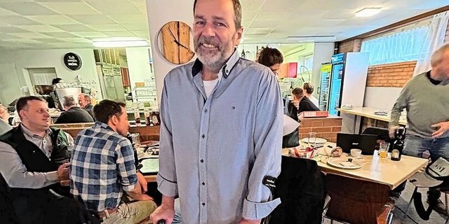 Christoph Graf wird noch eine Weile mit Krücken umher laufen. Er erzählte an der Tagung, wie er Betriebshelfer fand.  