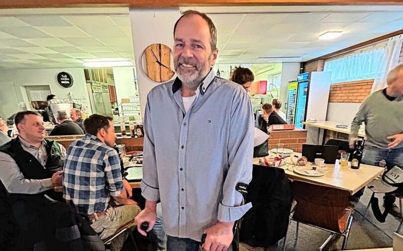 Christoph Graf wird noch eine Weile mit Krücken umher laufen. Er erzählte an der Tagung, wie er Betriebshelfer fand.  