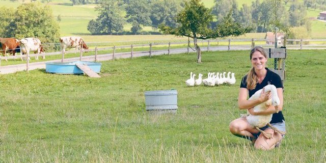 Maggie Kottmann schätzt die geselligen Tiere, die auch für die Weidepflege förderlich seien. (Bild Andrea Gysin)