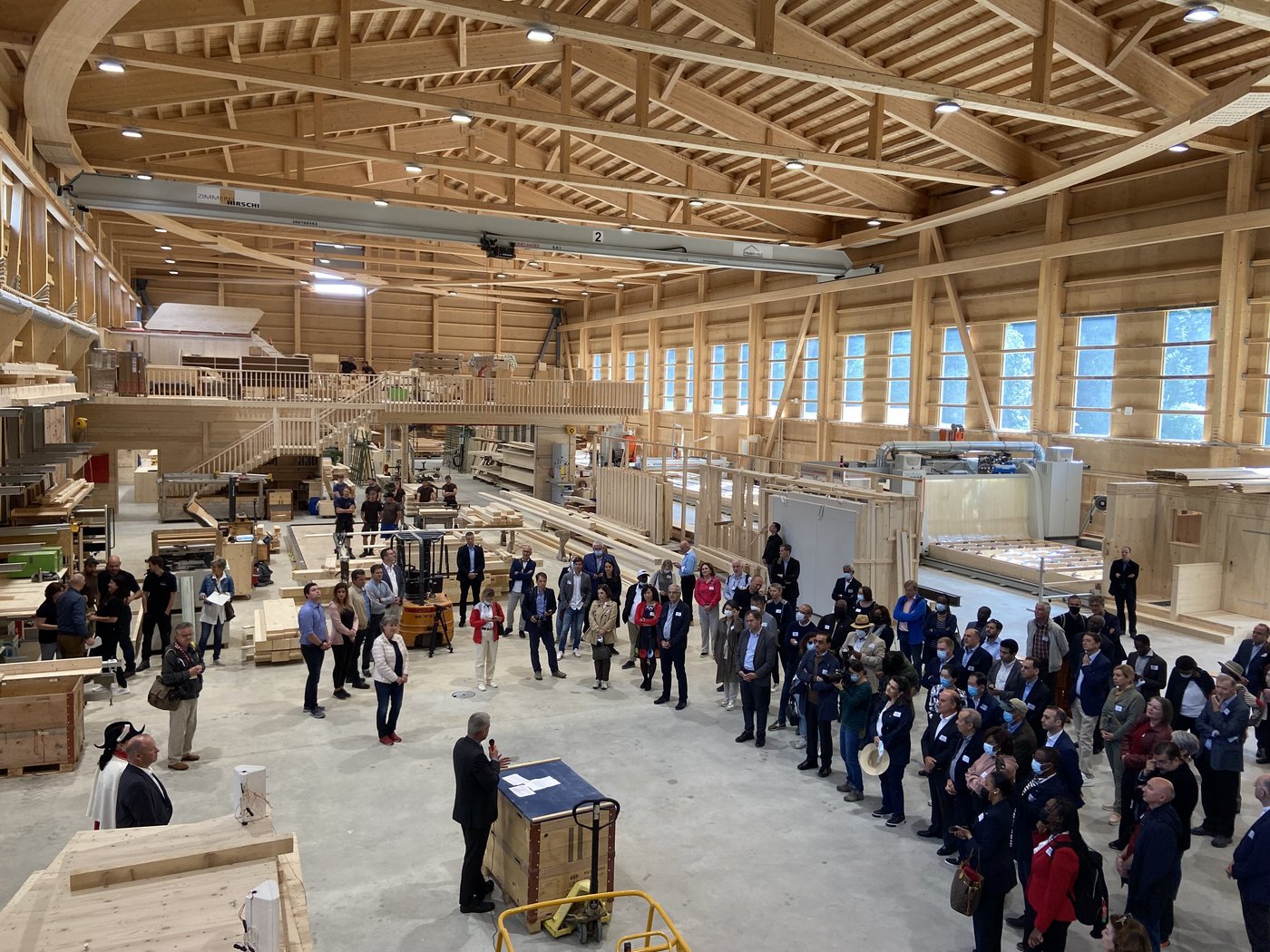 Die versammelten Botschafter(innen) in der Montagehalle der Zimmerei Hirschi in Trub. (Bild akr) 
