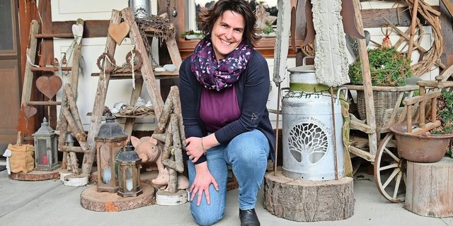 Renate Wyss kniet neben der Kanne, die ursprünglich für das Grab ihrer Mutter gedacht war. Da sie zu gross ist und die Familie Angst vor Diebstahl hat, schmückt sie nun als Erinnerung den Hauseingang der Familie. 