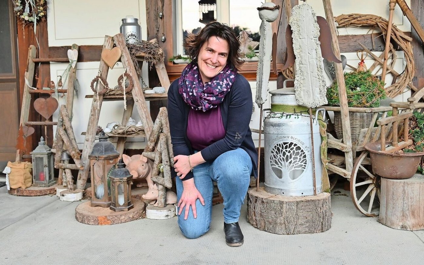 Renate Wyss kniet neben der Kanne, die ursprünglich für das Grab ihrer Mutter gedacht war. Da sie zu gross ist und die Familie Angst vor Diebstahl hat, schmückt sie nun als Erinnerung den Hauseingang der Familie. 