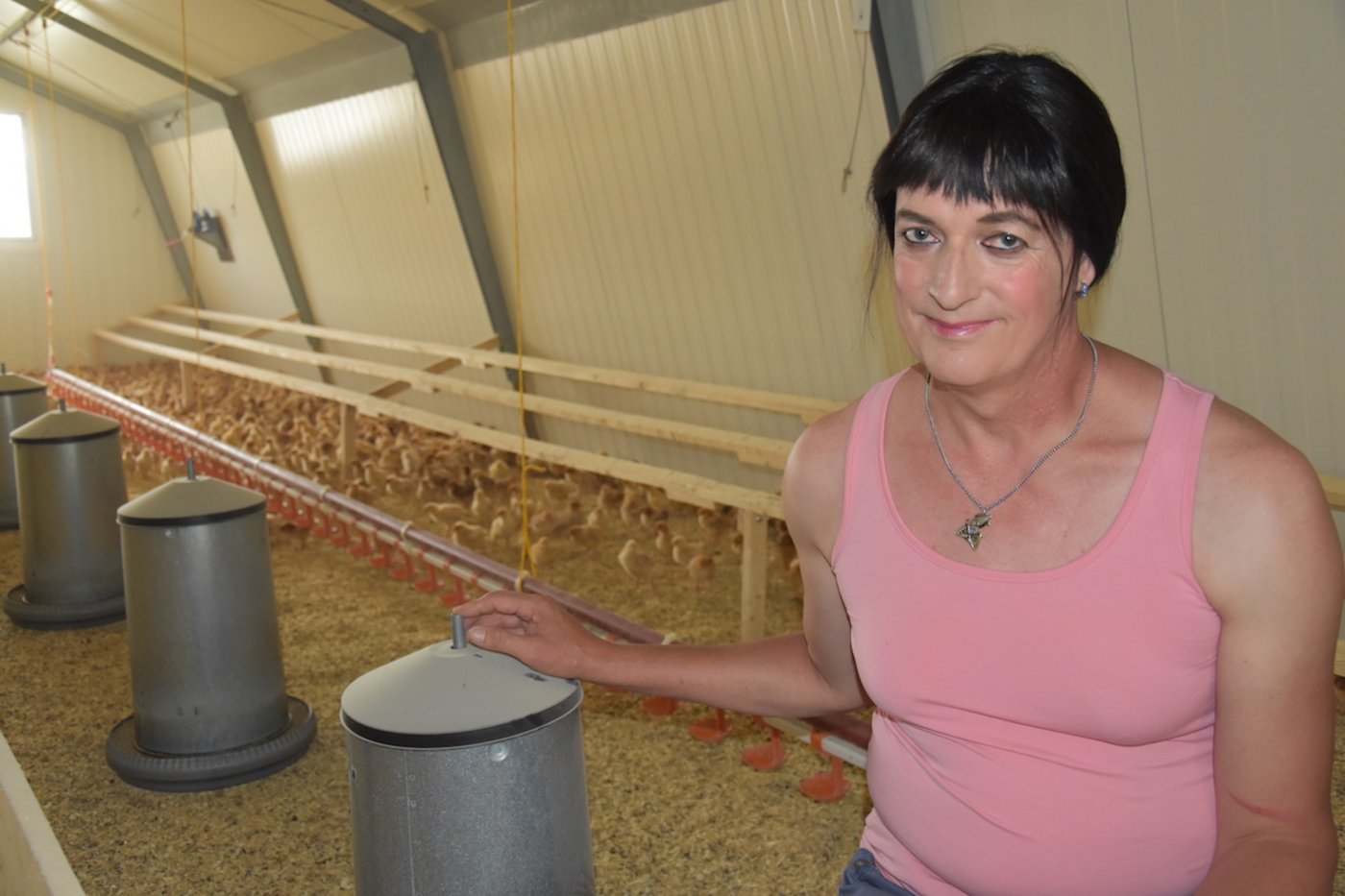 Stefanie Stalder ist Transbäuerin. Mit falschem Geschlecht geboren, erfüllte sie sich 48 Jahre später einen Traum und vollzog eine Geschlechtsanpassung. Einen weiteren Traum erfüllte sie sich mit ihrem Bio-Betrieb. Ihr Hauptbetriebszweig ist die Masthuhnhaltung. (Bilder Katrin Erfurt)