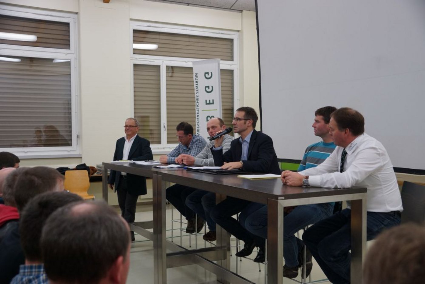 Podium vor vollem Haus (v.l.n.r): Moderator Peter Weber, Peter Glur, Kurt Huber, Matthias Müller, Stefan Jegge, Alois Huber. (Bild Ruth Aerni)