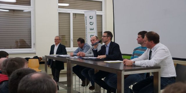 Podium vor vollem Haus (v.l.n.r): Moderator Peter Weber, Peter Glur, Kurt Huber, Matthias Müller, Stefan Jegge, Alois Huber. (Bild Ruth Aerni)