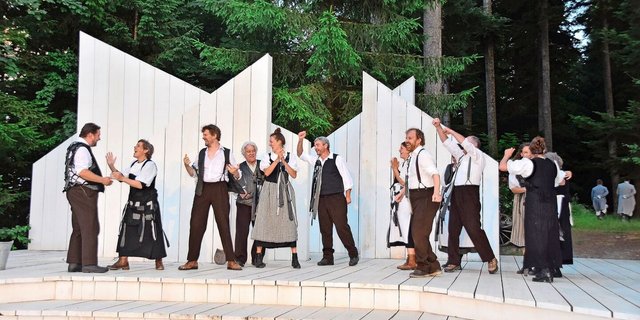 Rund 20 Darstellerinnen und Darsteller spielen beim Stück «Die schwarze Spinne» auf der Moosegg im Emmental mit. 