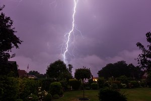 Ein Blitzeinschlag in einem Bauernhaus in Signau löst einen Brand aus Durch einen Blitzeinschlag fing ein Bauernhaus in Signau Feuer. Es ist seither unbewohnbar. (Symbolbild Archiv BauZ)