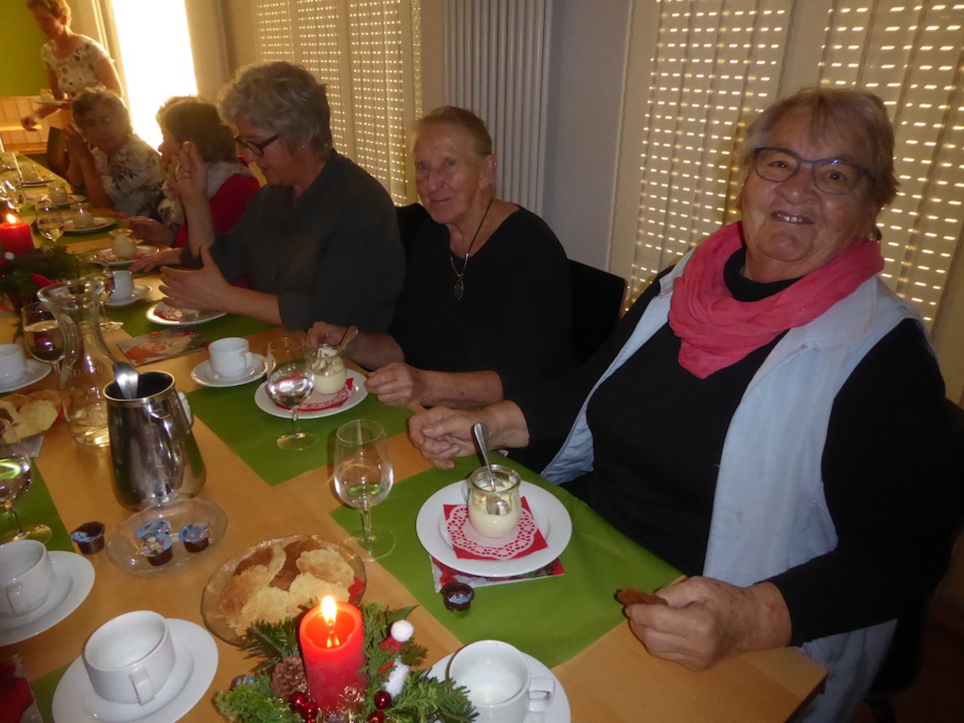 Die Orangencrème mit Brätzeli schmeckten den Landfrauen in geselliger Runde. (Bilder zVg)