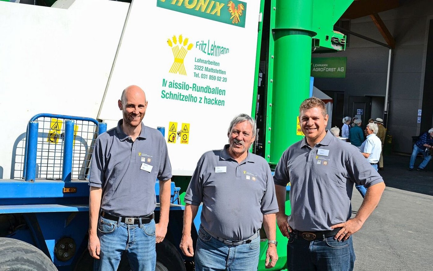 Die beiden Inhaber Markus Bill (ganz links) und Pascal Schori (ganz rechts) mit Fritz Lehmann, der zur längeren Haltbarkeit von Silage einst eine Maisballenpresse entwickelt hat.