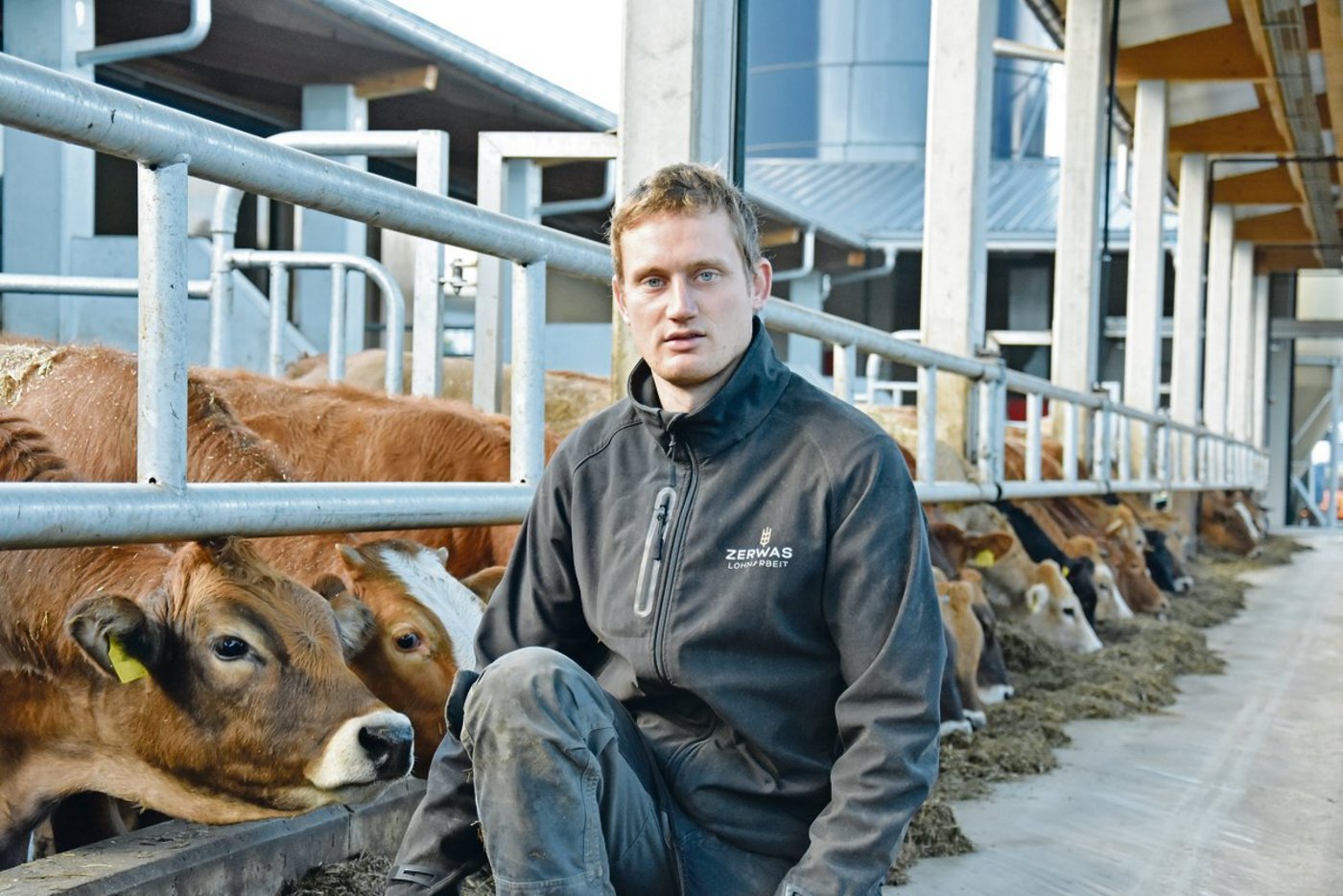 Simon Zerwas ist erstaunt über die Ruhe im Stall. (Bilder Jasmine Baumann)