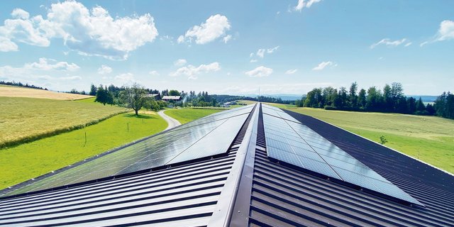 Photovoltaikanlage auf einem landwirtschaftlichen Ökonomiegebäude: Für die Solarbranche war 2020 ein Rekordjahr. (Bild Alectron)