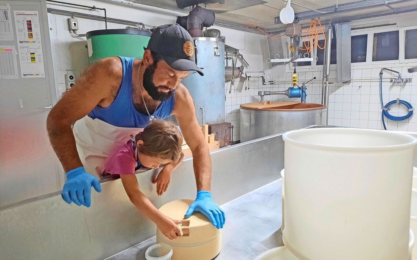 Morgens um 3.30 Uhr hilft Ronya, die Käseschwänze abzuschneiden.