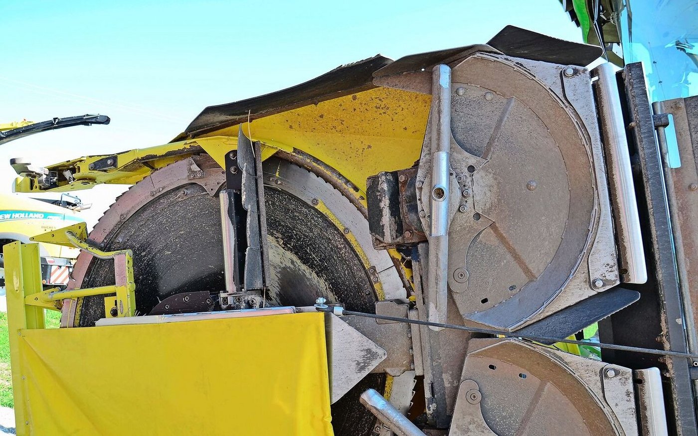 Der «Stalk Buster» (rechts im Bild) zertrümmert Maisstoppeln, bevor sie überfahren und in die Erde gedrückt werden.