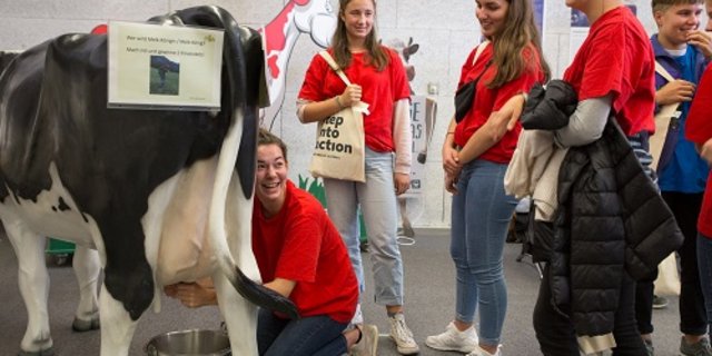 Sekundarschüler setzen sich mit Melken auseinander. (Bild Isabelle Ruckli)
