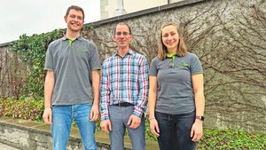 Alexander Pulfer von Alexander Pulfer von der UFA Samen, Beat Guyer, Präsident der OSP, und Melanie Müller, Landwirtin und gelernte Kauffrau und Nachfolgerin von Alexander Pulfer (v. l. n. r.).