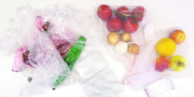 Das Ziel jedes Einkaufs sollte sein, möglichst wenig Plastik mit nach Hause zu nehmen. Wiederverwendbare Früchte- und Gemüsebeutel können dabei helfen. (Bild Marlis Hodel)