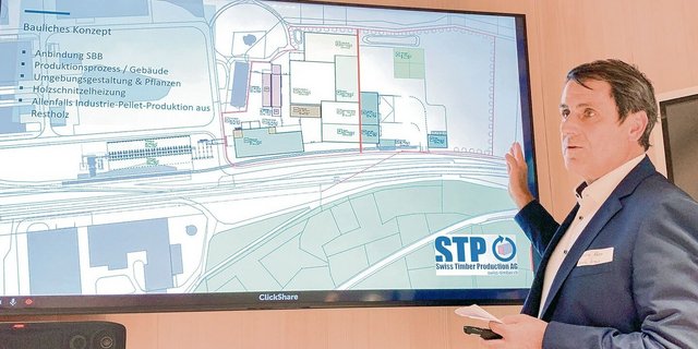 Christian Käser von der Kuratle Group erläutert das Baukonzept für das grosse Holzverarbeitungswerk auf dem bahnerschlossenen, über 6 Hektaren grossen Areal in Full AG. 