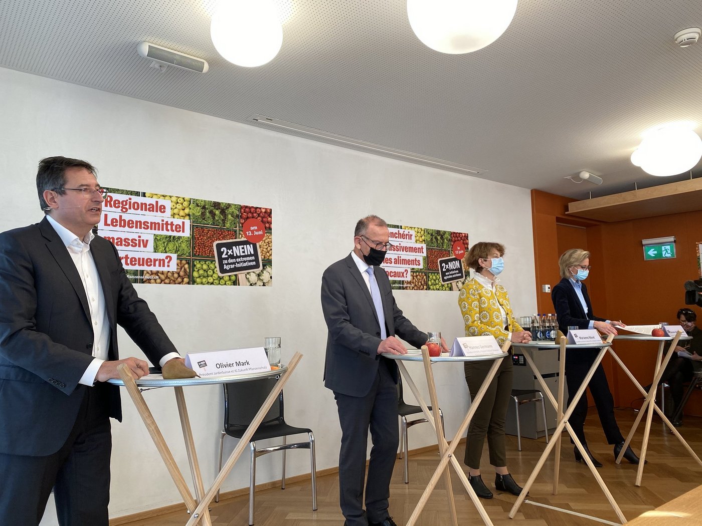 Ein paar Mitstreitende der IG Zukunft Pflanzenschutz: Olivier Mark, Präsident Jardin Suisse, Ständerat Hannes Germann (SVP/SH), Präsident der Gemüseproduzenten, Ständerätinnen Marianne Maret (Die Mitte/VS), die den Weinbau vertritt, und Simone de Montmollin (FDP/GE), die den Schweizer Obstverband vertritt.  (Bild jw)