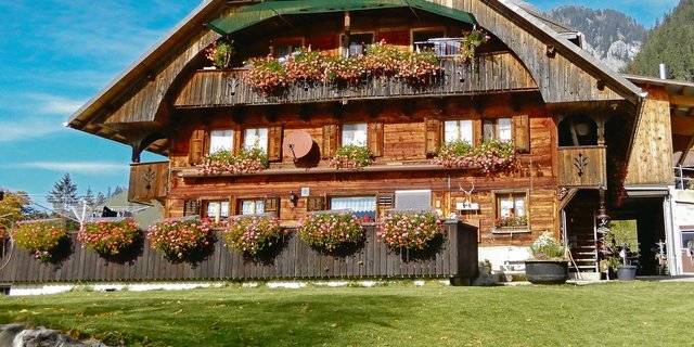 Meistens bleiben die Eltern im Bauernhaus.(Bild asu)