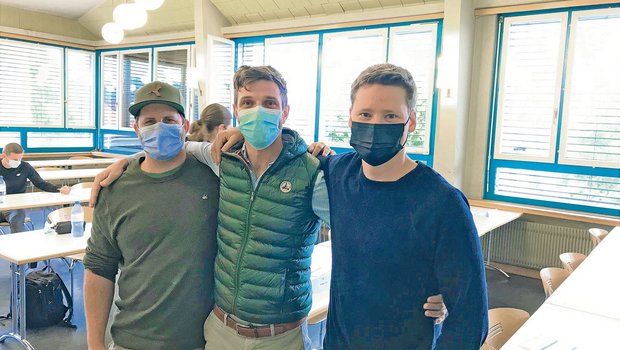 Lukas (in der Mitte) mit seinen Berufsschulkollegen Sändu (Sandro Grimm, links) und Ädu (Adrian Küenzi) im Prüfungszimmer.  (Bild Lukas Streit)