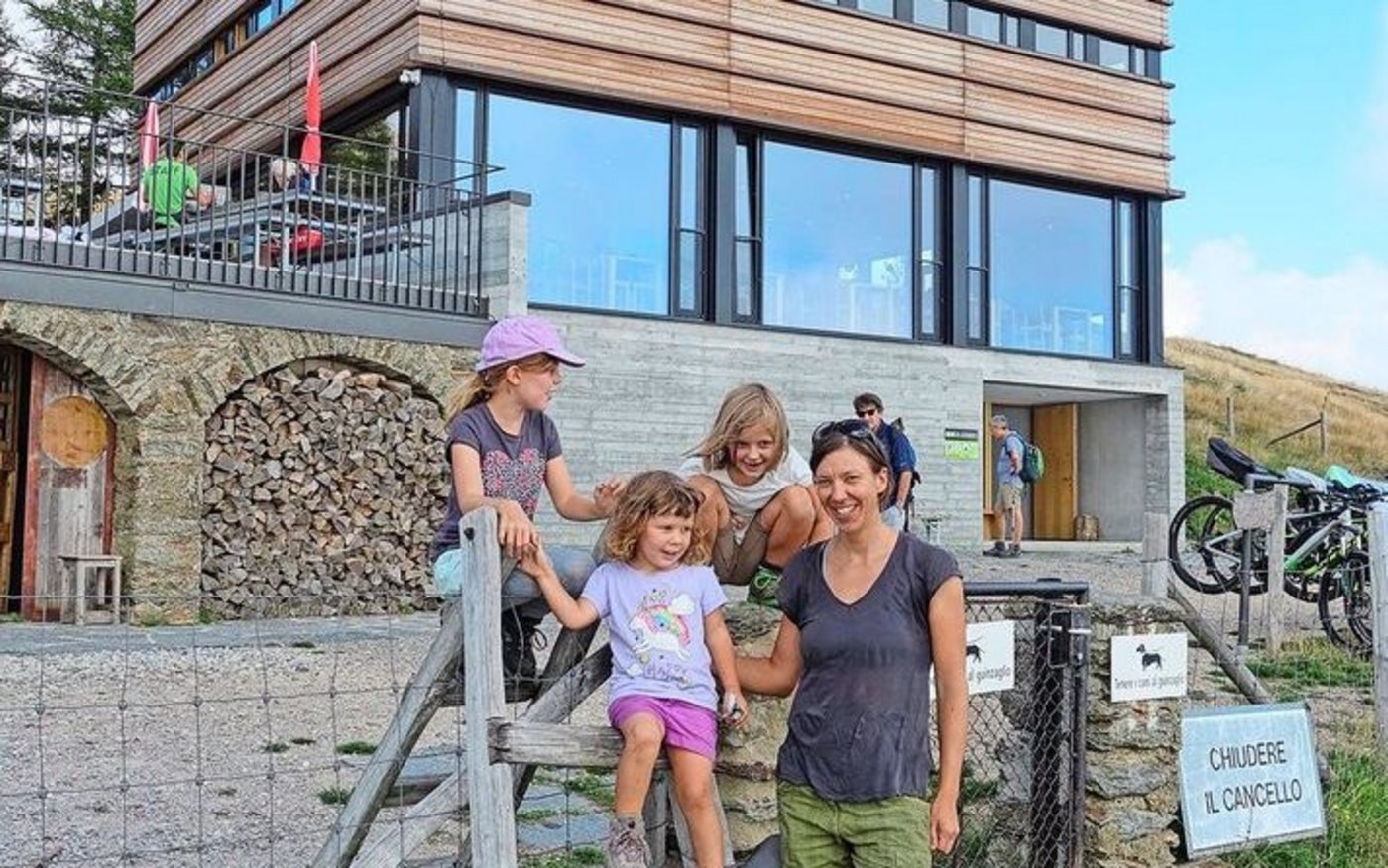 Übernachtungsausflug ins Tessin: Heidi Schwaiger und ihre Kinder vor der Capanna Monte Bar in Capriasca.