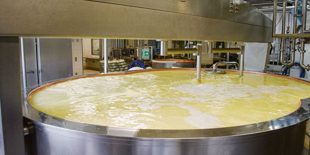 Das Kessi war auch schon voller: Die Zahl der Umsteiger von Käserei- auf Industriemilch ist nicht detailliert bekannt, aber diverse Gründe haben viele zum Umstieg bewegt.