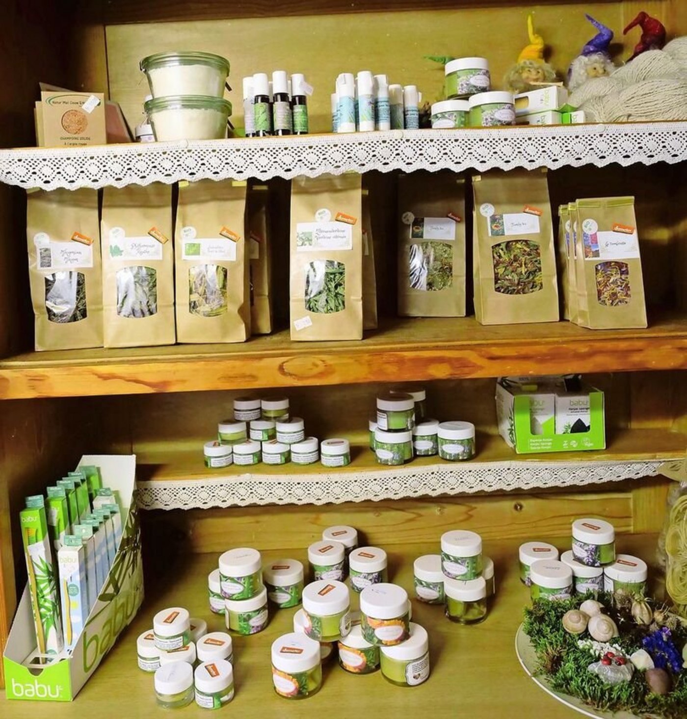 Im kleinen Hoflädeli verkauft sie nebst Ernte aus dem eigenen Garten auch selbst hergestellte Pflegeprodukte, Teemischungen und Kaschmirwolle.