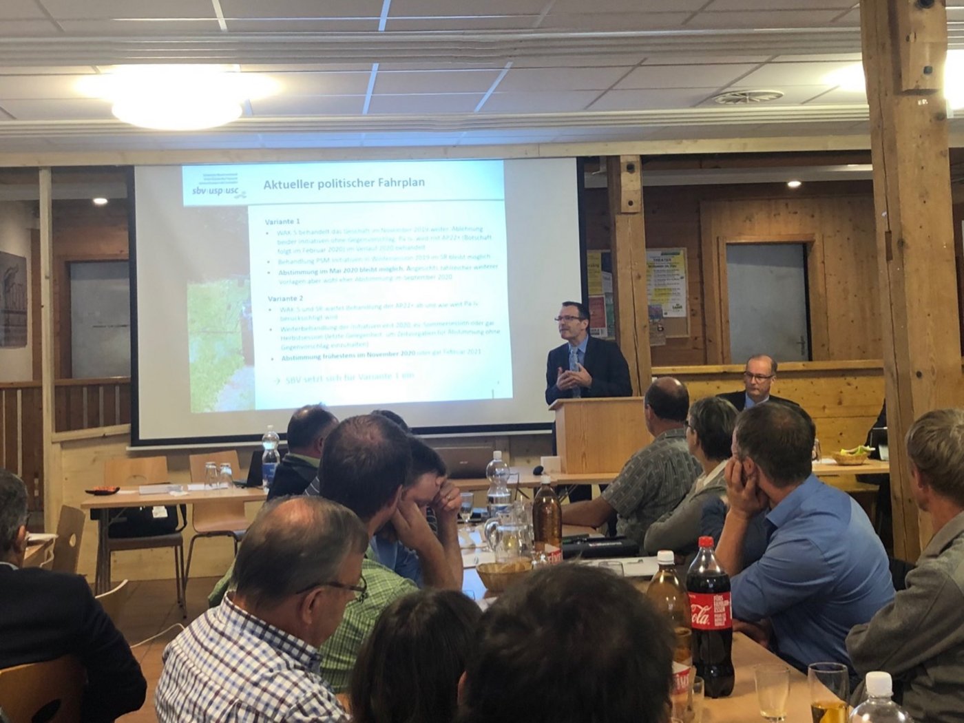 Wie sieht der weitere politische Fahrplan zu den Trinkwasser- und Pestizidverbotsinitiativen aus? Laut Urs Schneider (stehend) gibt es zwei Varianten. Es könnte frühestens im Mai 2020 abgestimmt werden, aber auch November 2020 oder noch später werden. (Bild jw)