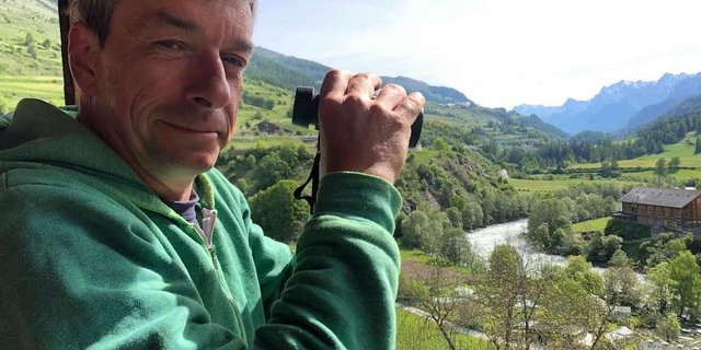 Im Graubünden organisiert Jürg Wirth die Suche nach Nestern des Braunkehlchens. Die Vogelart ist im Mittelland praktisch vollständig verschwunden. (Bild et)