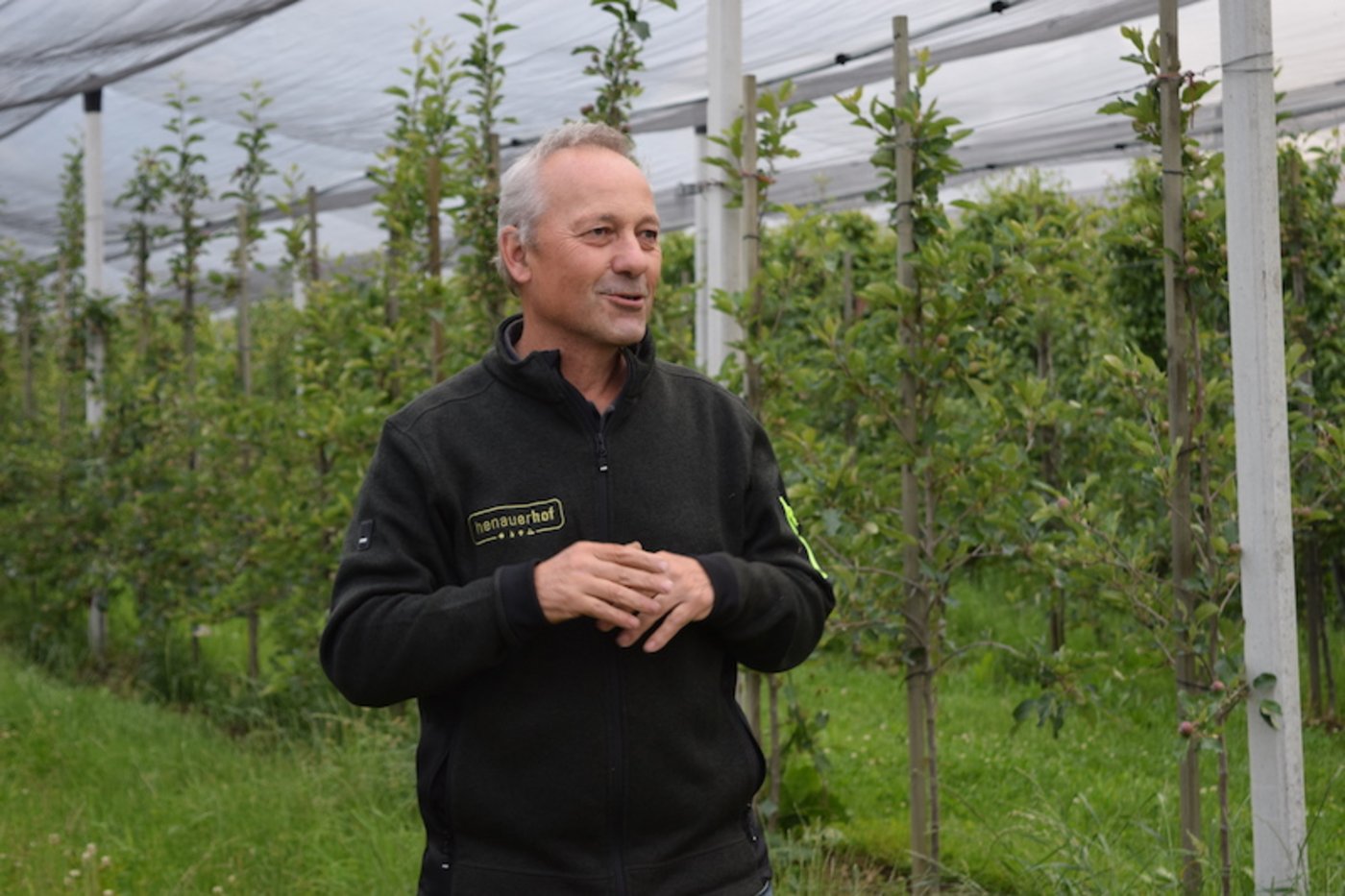 Betriebsleiter Kurt Henauer gab den ein oder anderen Tipp zum Komposteinsatz im Obstbau. (Bilder sgi)