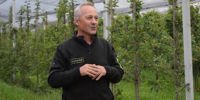 Betriebsleiter Kurt Henauer gab den ein oder anderen Tipp zum Komposteinsatz im Obstbau. (Bilder sgi)