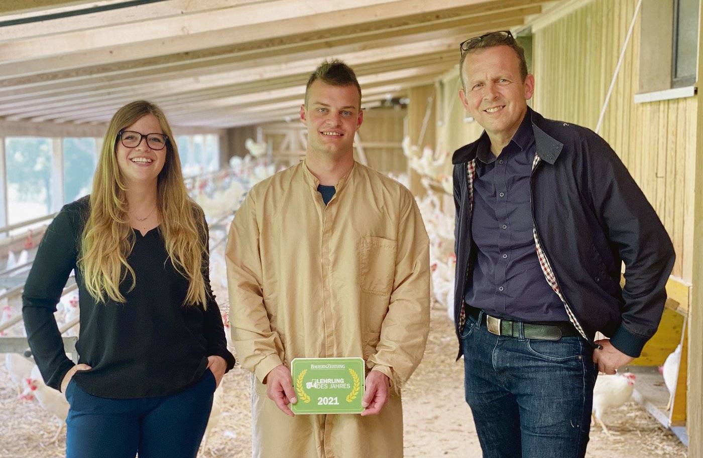 Der Lehrling des Jahres im Wintergarten des Hühnerstalls, umrahmt von Projektleiterin Eleonora Massini von der Schweizer Agrarmedien AG und BauernZeitungs-Chefredaktor Adrian Krebs. (Bilder Samuel Rolli)