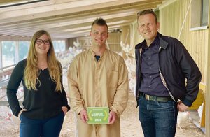 Überflieger aus Malters: Markus Fischer ist der «Lehrling des Jahres 2021» Der Lehrling des Jahres im Wintergarten des Hühnerstalls, umrahmt von Projektleiterin Eleonora Massini von der Schweizer Agrarmedien AG und BauernZeitungs-Chefredaktor Adrian Krebs. (Bilder Samuel Rolli)