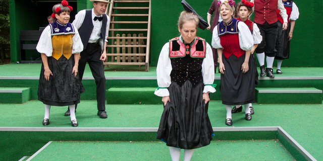 Auch in schöner Kleidung, hat es Hausmädchen Barbara nicht leicht. (Bilder zVg)