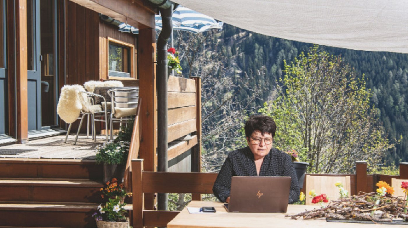 Das Verbandspräsidium bringt einiges an Schreibarbeit mit sich,  die Karin Niederberger  an schönen Tagen am liebsten auf der Terrasse  in Angriff nimmt. (Bild Marion Nitsch)