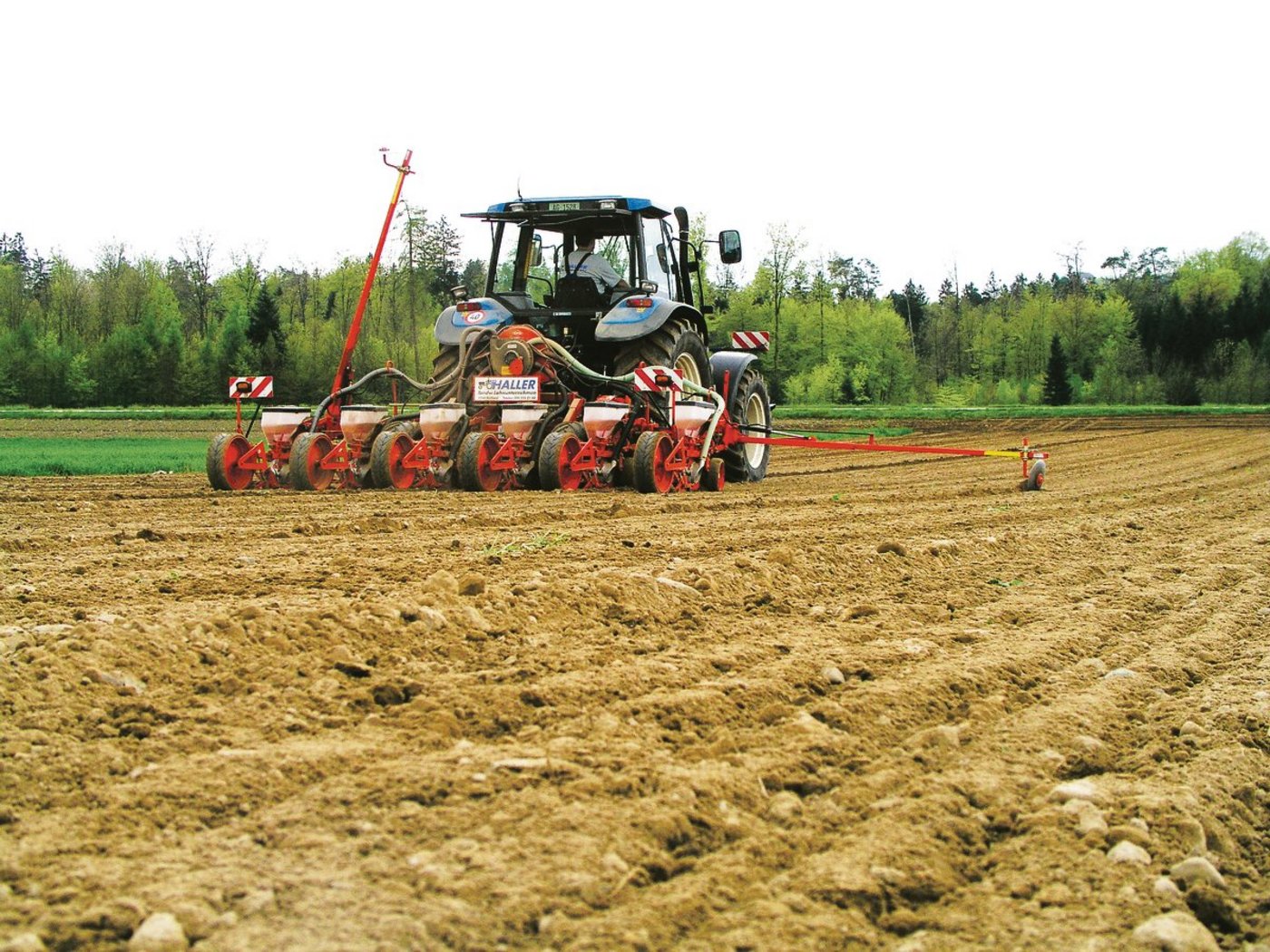 Die Maisaussaat sollte ab Mitte April bis Mitte Mai stattfinden, wenn der Boden zwischen 7 und 8°C warm ist. Eine Aussaat davor verzögert nur das Auflaufen. (Bild zVg)
