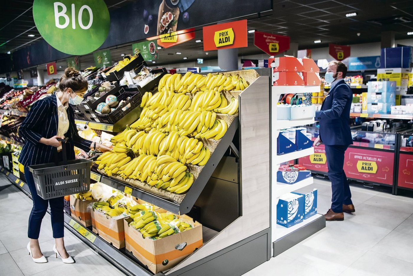 Die Bio-Ecke in einem Aldi in der Schweiz: Nur zu gerne würde der deutsche Discounter hier  Produkte mit der Bio-Suisse-Knospe in die Regale stellen. Das darf er aber nicht, genau so wenig  wie Mitbewerber Lidl. (Bild Keystone)