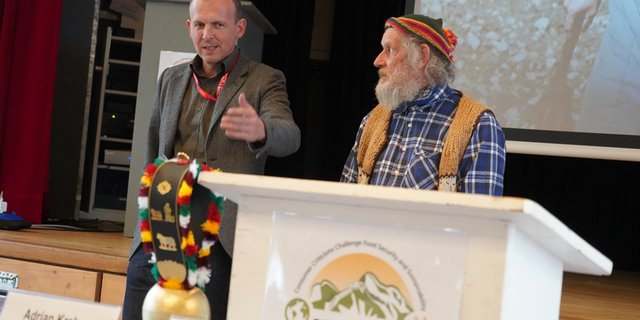 Adrian Krebs, Chefredaktor Bauernzeitung, und Armin Capaul, Hornkuh-Initiant. (Bild lid/mr)