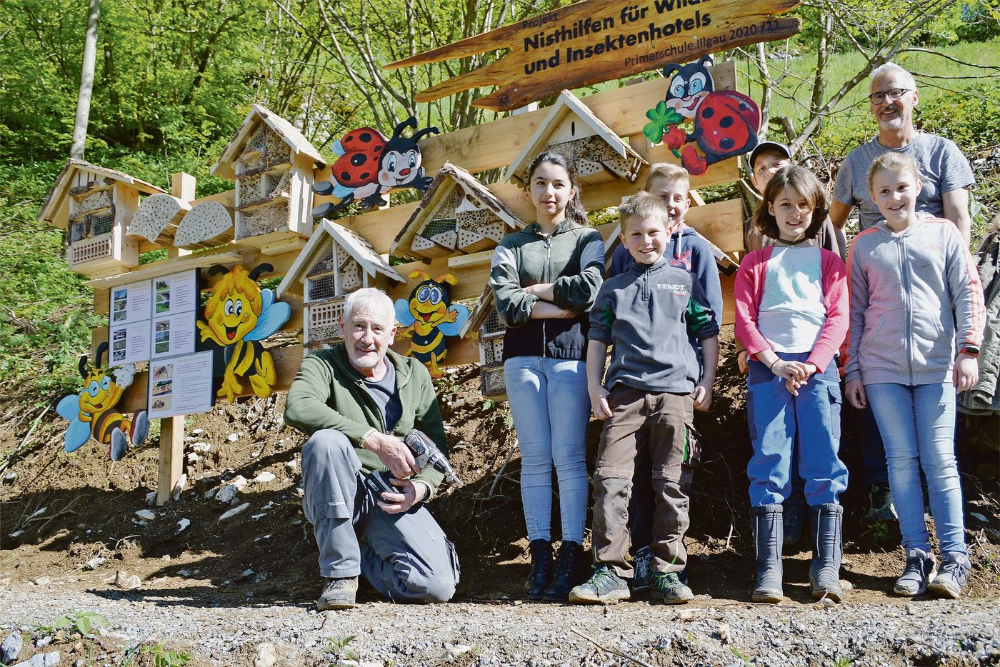 50 Nisthilfe-Kästen bauten die Schülerinnen und Schüler aus Illgau: Emil Heinzer (mit Bohrmaschine) wurde für seinen langjährigen Einsatz gedankt.  (Bild Guido Bürgler)