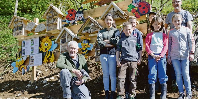 50 Nisthilfe-Kästen bauten die Schülerinnen und Schüler aus Illgau: Emil Heinzer (mit Bohrmaschine) wurde für seinen langjährigen Einsatz gedankt.  (Bild Guido Bürgler)