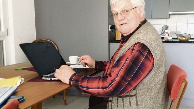 Christian Siegenthaler leidet seit den 60er-Jahren an Morbus Bechterew. Dabei handelt es sich um eine chronisch-entzündliche rheumatische Erkrankung mit starken Schmerzen und einer Versteifung von Gelenken.  