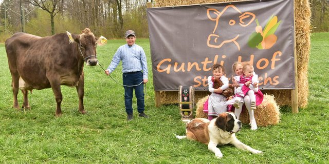 Die vier Kinder der Familie Guntli mögen die 20-jährige Donna über alles. Es sind dies (v. l. n. r.): Alexander, Miriam, Svenja und Nina. (Bild Heidy Beyeler)