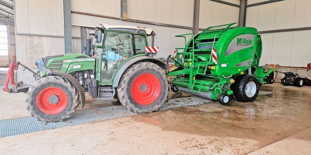 Nachdem die Maschinen sauber gewaschen worden und abgetrocknet sind, sprüht Simon Broger sie mit einem Diesel-Öl-Gemisch ein.