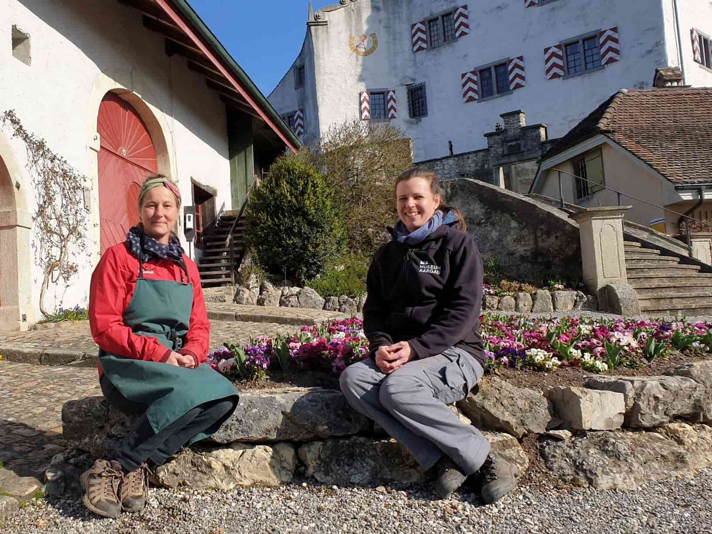 Die Gärtnerinnen Tanya van der Laan und Melissa Gögele (rechts) lieben ihren Arbeitsplatz auf Schloss Wildegg. (Bild Ruth Aerni)