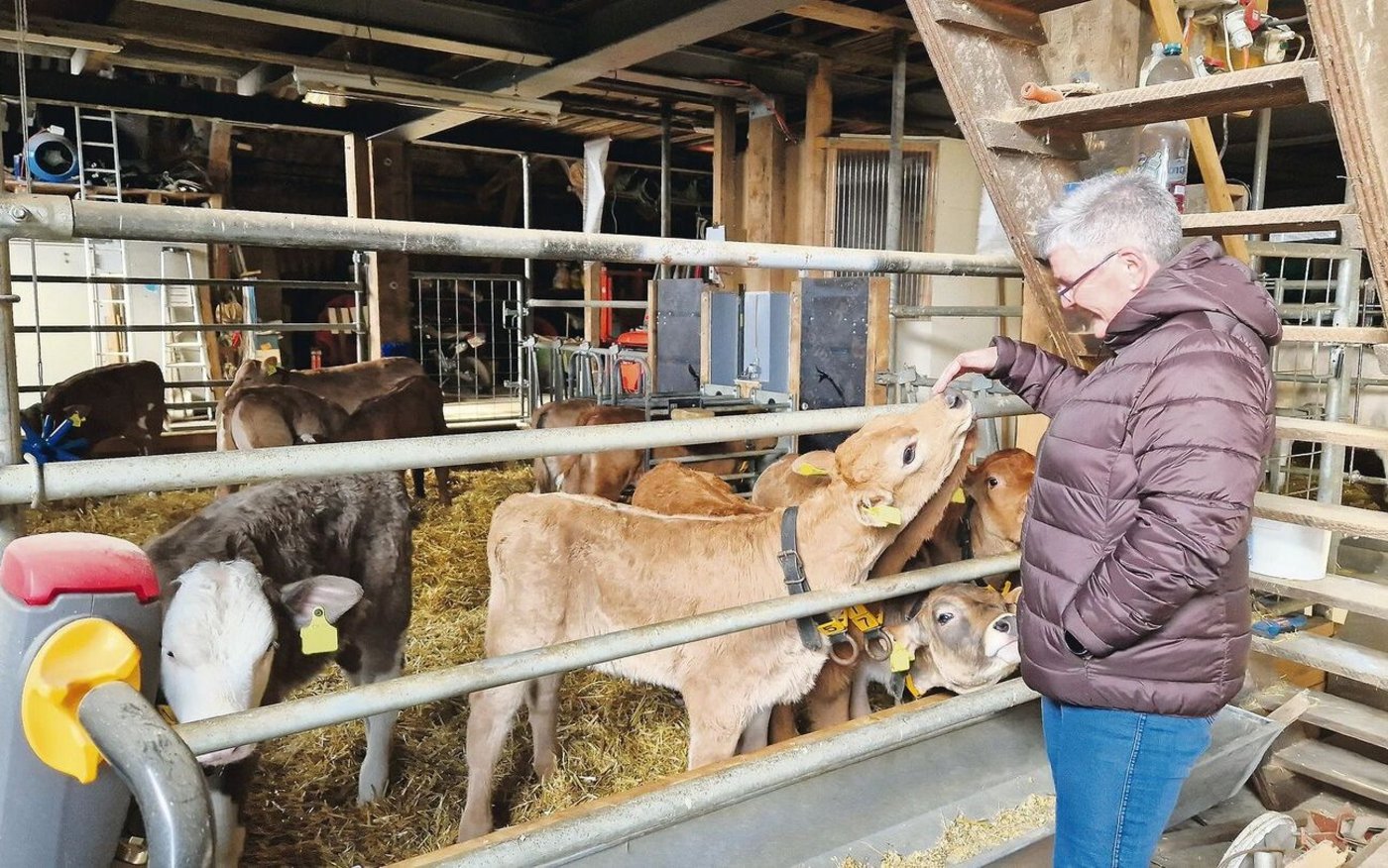 Sandra Pfister hilft manchmal, wenn nötig, noch im Stall. Das Wohl der Tiere liegt ihr am Herzen.