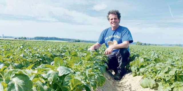 «Es wurde noch nie ein so grosser Teil der Kartoffeln so spät gepflanzt», sagt Ruedi Fischer. Trotzdem: Das Feld in Bätterkinden BE sieht gut aus.