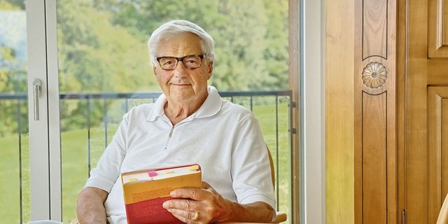 Hansjörg Häberli in der neuen Wohnung, die er im Sommer mit seiner Frau bezogen hat. An den Texten für sein Buch schrieb er rund zehn Jahre. 