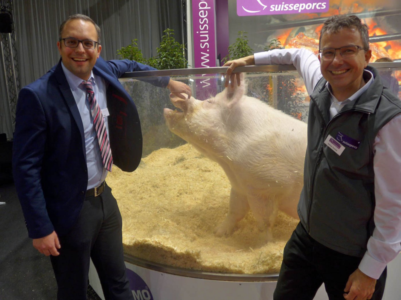 Gruppenbild mit Eber: Matteo Aepli (l.), Chef von Suisag und Adrian Schütz, jugendliches Suisseporcs-Urgestein. (Bild akr)