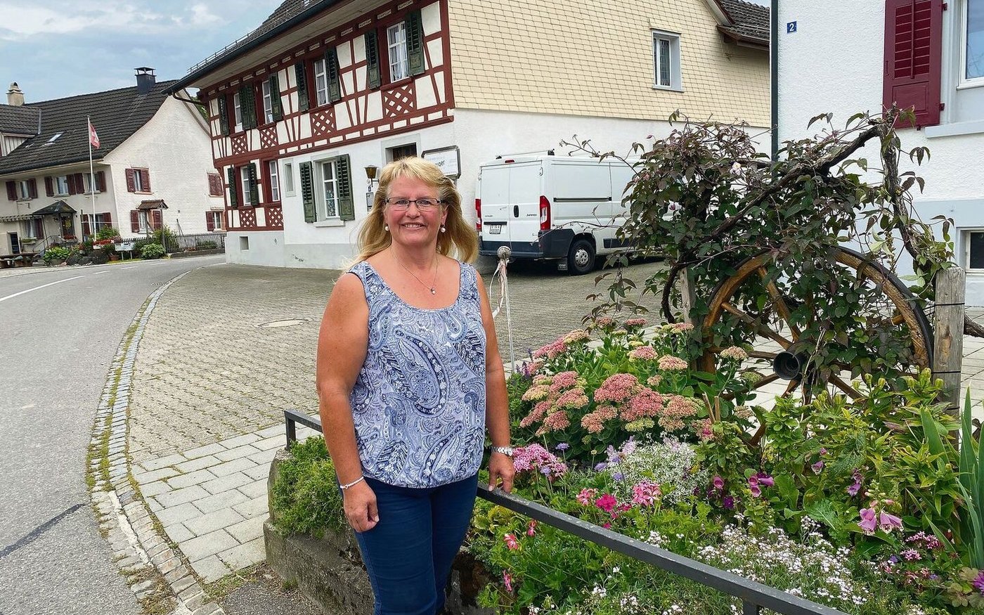 Alt-Bäuerin Erika Schneider hat ursprünglich Gärtnerin gelernt und liebt Blumen bis heute. Während der Schwingsaison fiebert sie mit ihren Söhnen mit.