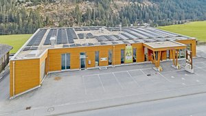 Geld von der Berghil Geld von der Berghilfe gibt derzeit auch für Solarprojekte wie hier bei der Conditoria in Sedrun.